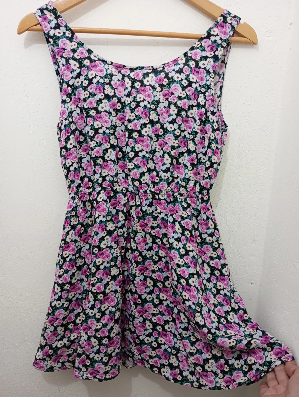Vestido corto estampado floral, con escote redondo y espalda descubierta con lazo. Ideal para un look fresco y femenino.