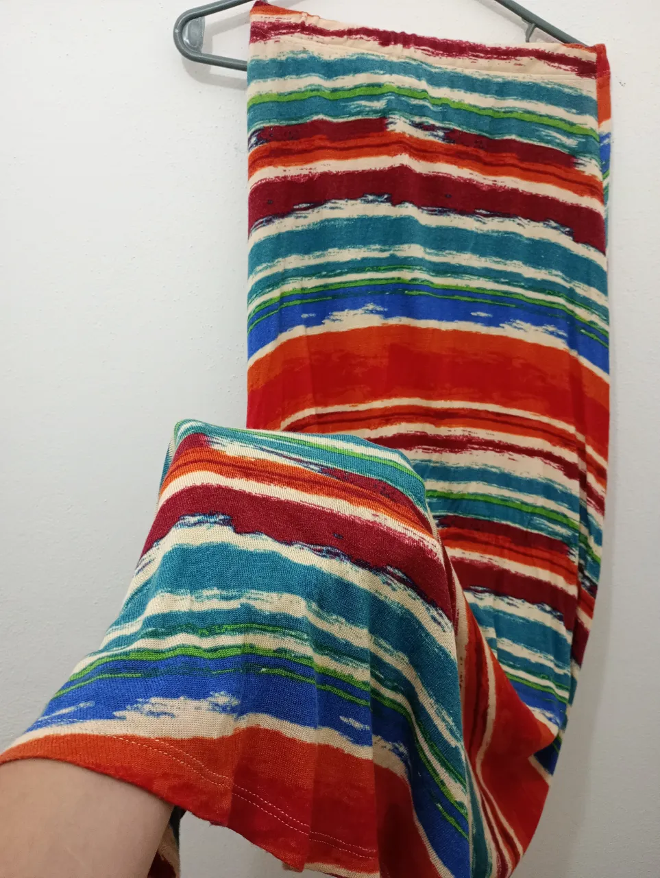 Pollera larga de lanilla muy suave estampada con rayas verticales en colores vibrantes. Ideal para un look boho chic o casual de verano. Perfecta para combinar con un top o remera básica.