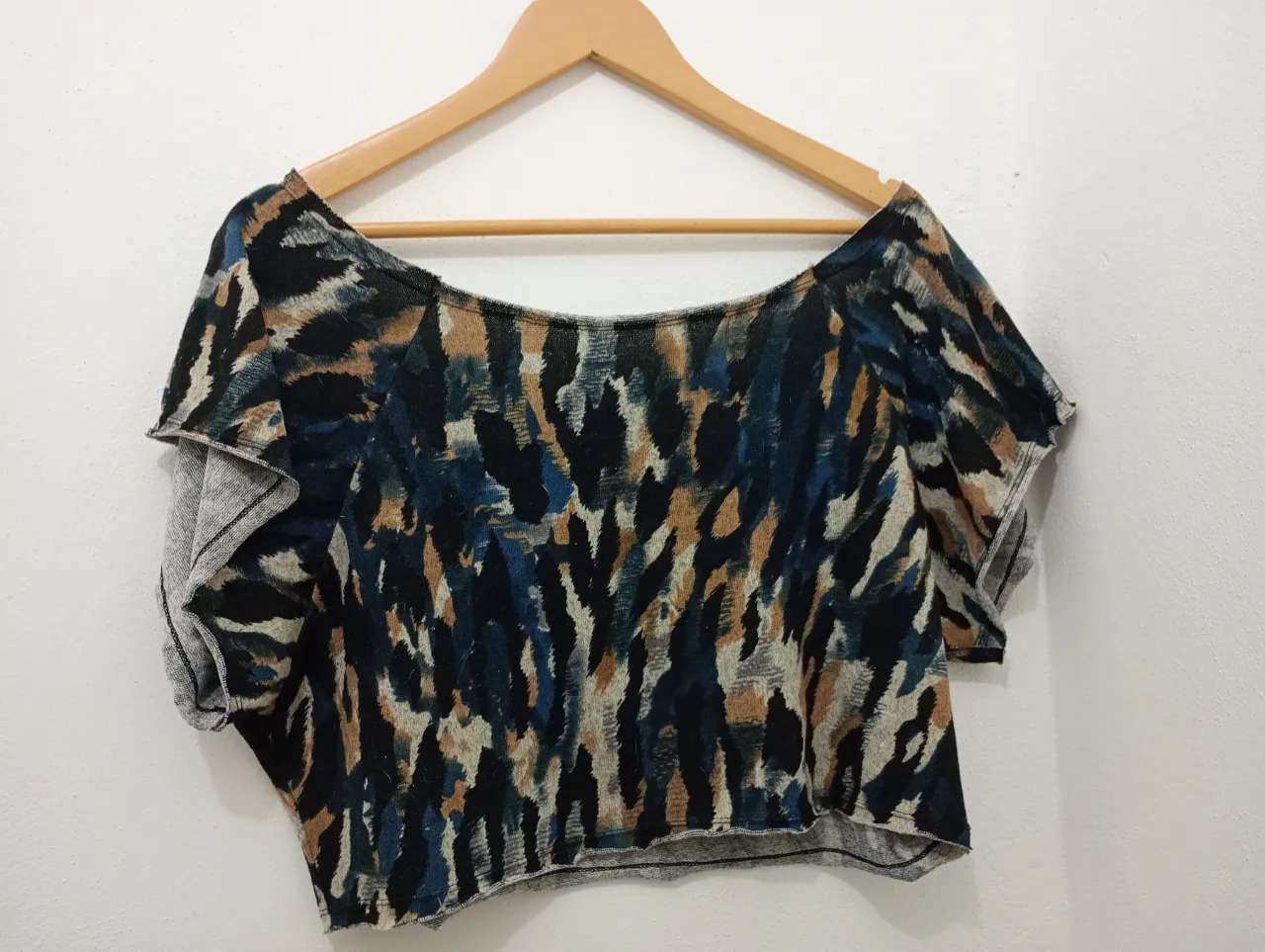 Remera crop con estampa animal print en tonos azules, negros, marrones y crudos. Posee mangas cortas y escote amplio. Ideal para un look canchero y moderno.