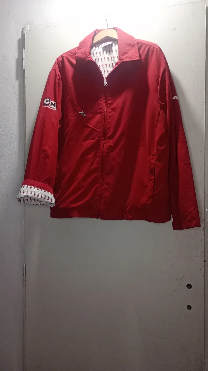 Campera roja con cierre y cuello. Posee logo de Cartoon Network en la manga izquierda y un estampado de plumas en el frente. El interior de la campera tiene un estampado de plumas edición limitada igual a nueva.