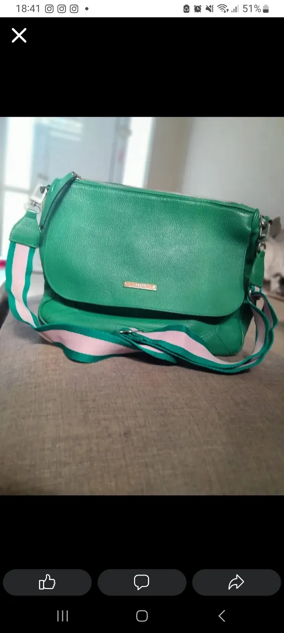 Bolso verde de cuero con correa de tela a rayas rosas y verdes. Ideal para el día a día.