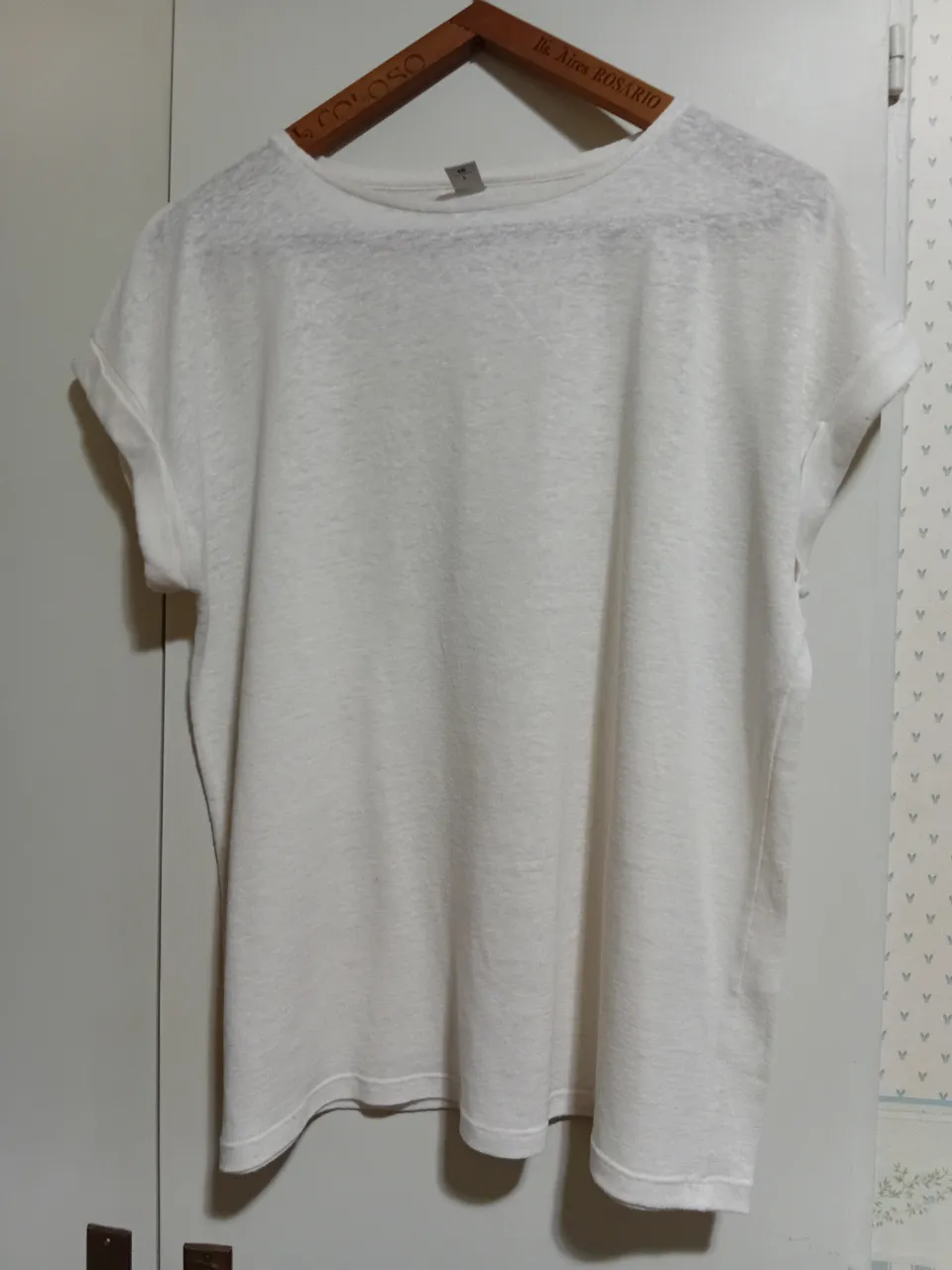 Remera blanca de manga corta, con cuello redondo y un corte holgado. Ideal para un look casual y cómodo.