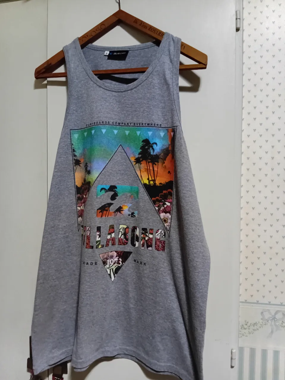 Musculosa gris de algodón con estampa playera de Billabong. Ideal para un look casual de verano.