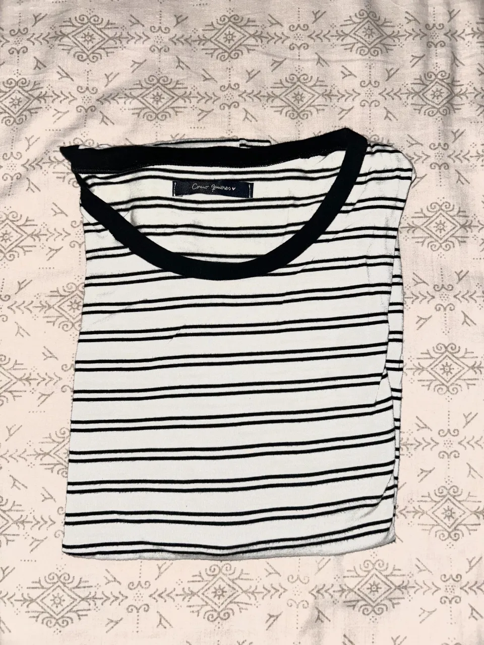 Remera a rayas blancas y negras con cuello redondo y mangas largas. Sin uso. S queda al cuerpo, M un poco holgada.