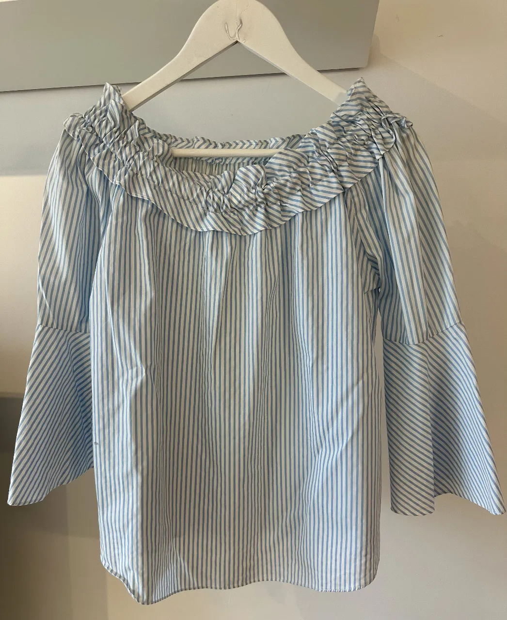 Blusa de mujer a rayas celeste y blanca, con cuello estilo barco y mangas acampanadas. Ideal para un look fresco y casual. Muy poco uso y en excelente estado. 
