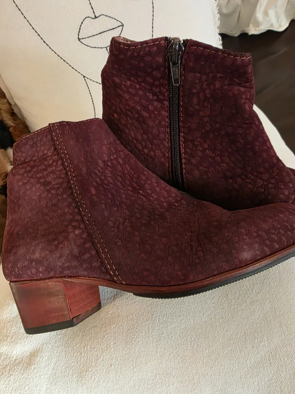 Botines de cuero color borgoña con cierre lateral. Ideales para un look casual y canchero.