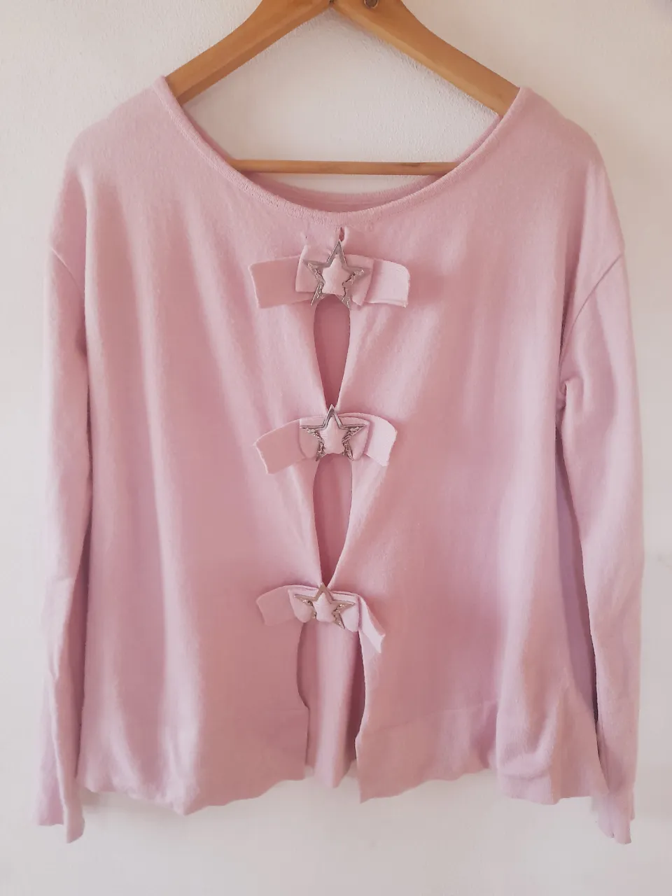 Sweater Millie color rosa bebé, ideal para media estación. Con un diseño en la esopalda de estrellas metálicas que le dan un toque único. ¡Cómodo y canchero para todos los días!  Tiene detallecitos como se muestra en la última foto y algo de peeling por el material.   Largo:60cm.    Axila a axila:63cm. 