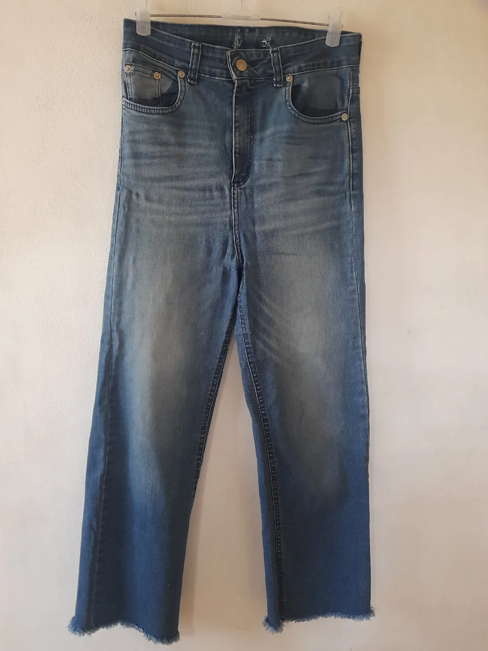 Jean wildleg marca Le Utthe tiro alto en color azul. Confeccionado en algodón y elastano, súper cómodo y con un detalle de dobladillo deshilachado, tiene el detalle que se muestra en la última foto, con un cinto se disimula, al ser elastizado, va para talle 38 también.    Cintura:36cm.   Cadera:44cm.   Tiro:36/40cm.    