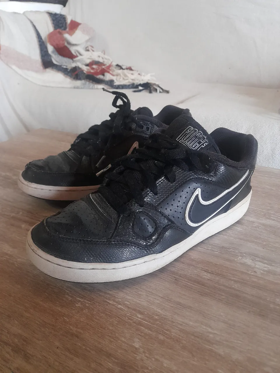 Zapatillas Nike Air Force 1, negras con detalles blancos. Ideales para el día a día, super cómodas y cancheras. Un clásico que no puede faltar en tu placard, no tienen nada roto, ni descosido,  solamente bastante uso, por eso el precio.