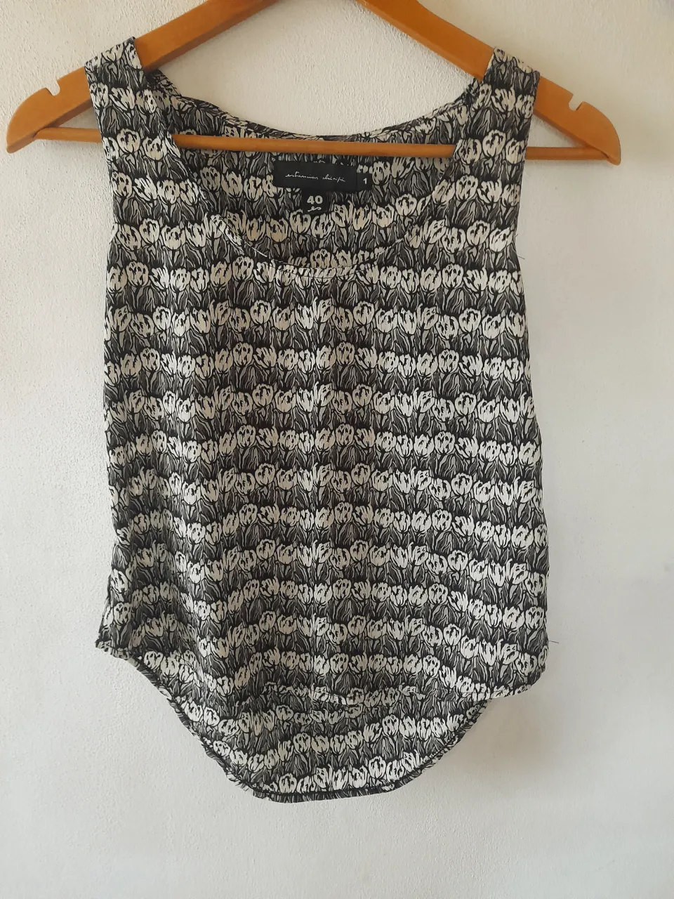 Remera tipo blusa de Estancias Chiripa, talle S, con un estampado súper canchero en blanco, negro y gris. Hecha de poliéster, ideal para cualquier ocasión casual, combinando comodidad y estilo.   Largo adelante:53cm.   Largo atrás:60cm.   Axila a axila:40cm. 