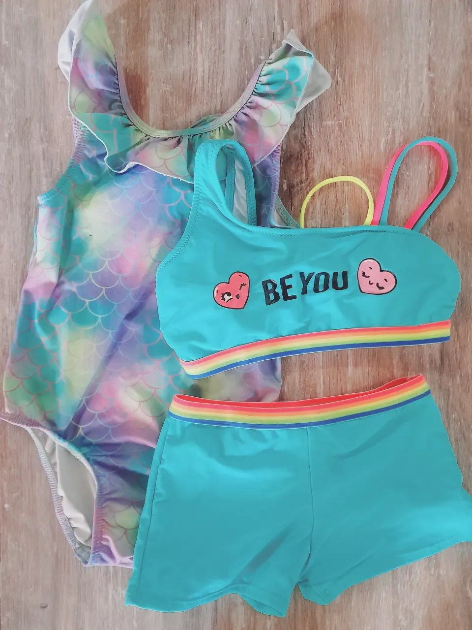  Combo de 2 mallas de nena, marcadas ambas como talle 12, para 10 años van perfectas según la contextura, la de dos piezas se ve color celeste, pero es más verdecito el color, la cámara no lo capta, están en excelente estado, excepto la entera que tiene la mini manchita que se muestra en la última foto. 