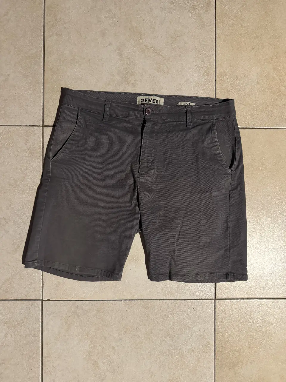 Short de hombre color gris, de la marca REVER PASS, con bolsillos delanteros y traseros. Ideal para un look casual y cómodo.