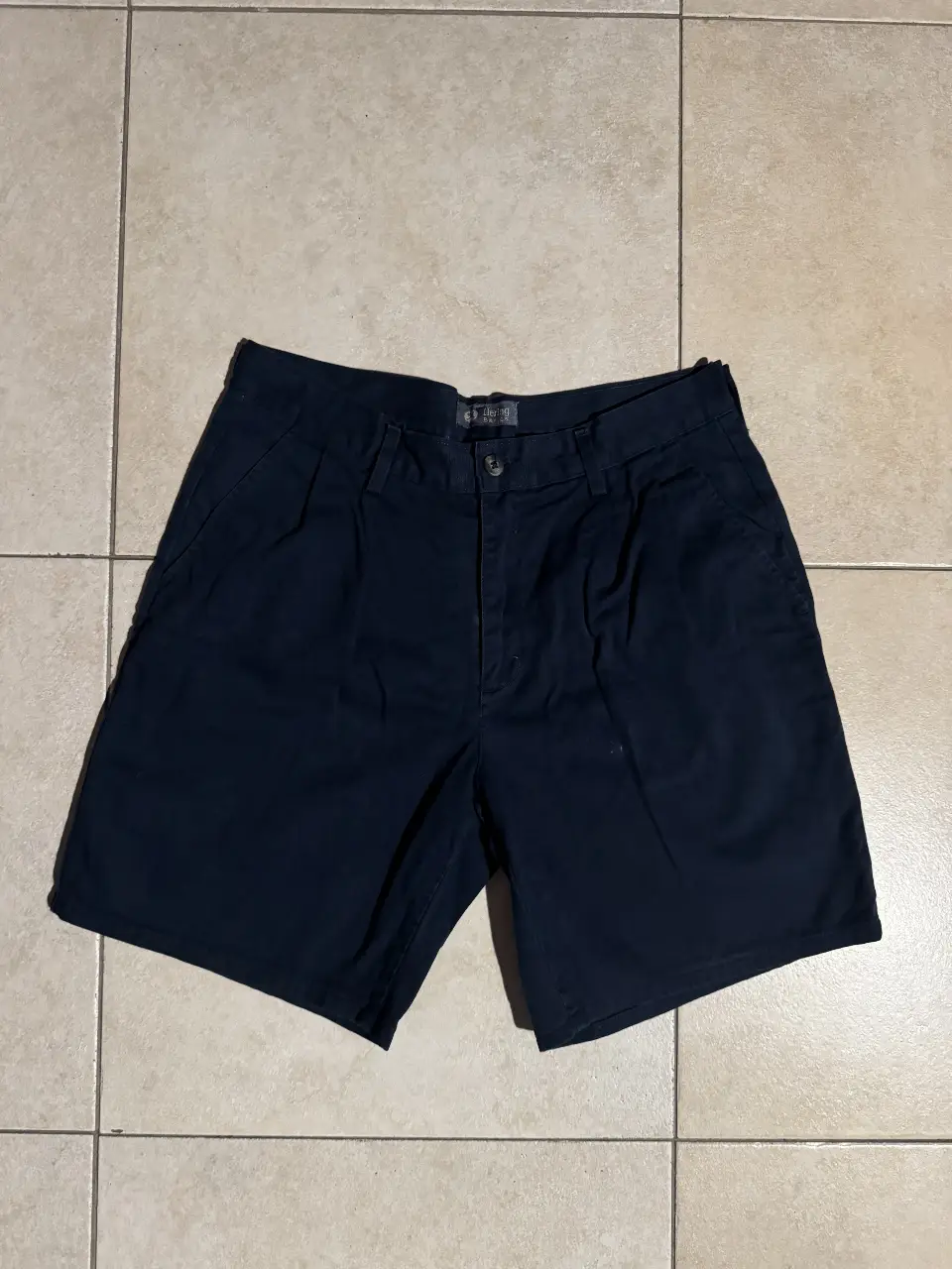 Short de hombre de gabardina azul marino, con bolsillos delanteros y traseros. Ideal para un look casual y cómodo.