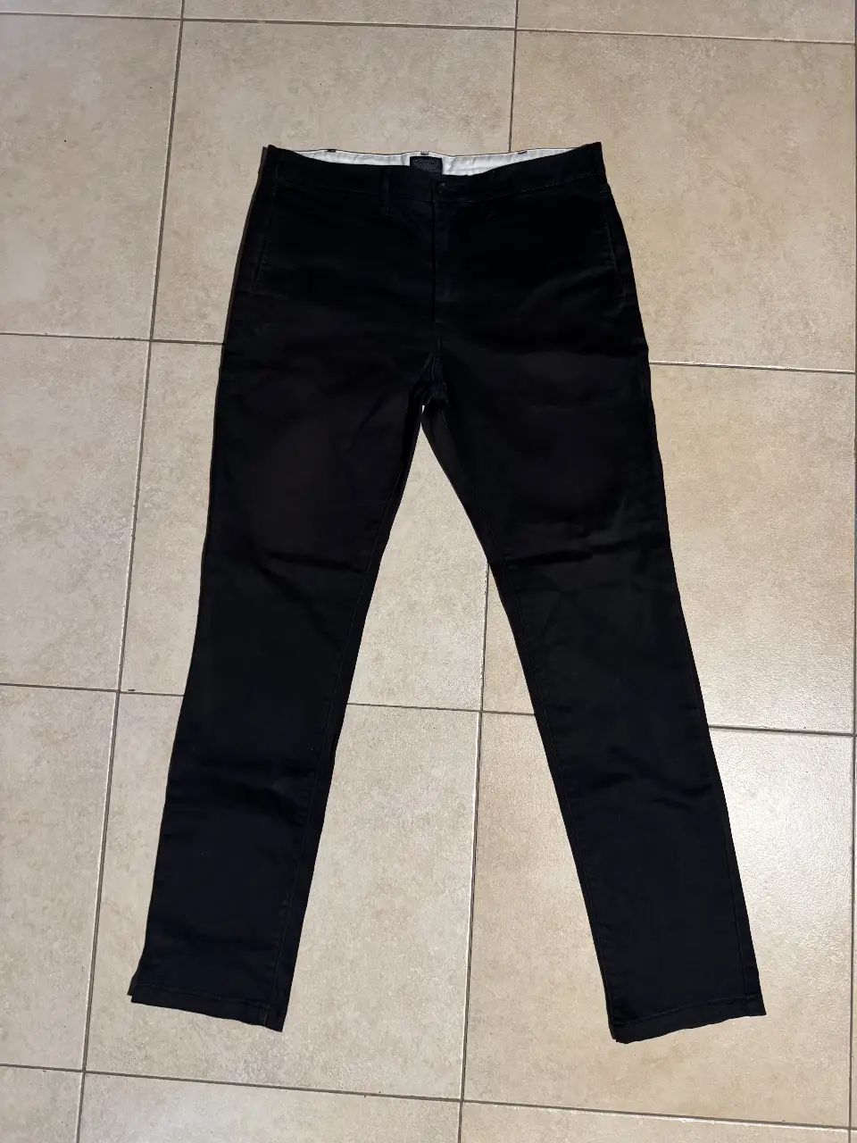 Pantalón chino negro, corte recto, ideal para un look casual o semi formal. Perfecto para combinar con camisas o remeras.