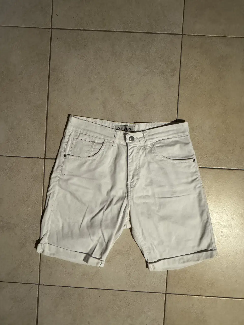 Short de jean blanco, ideal para el verano. Corte clásico y cómodo, perfecto para un look casual.