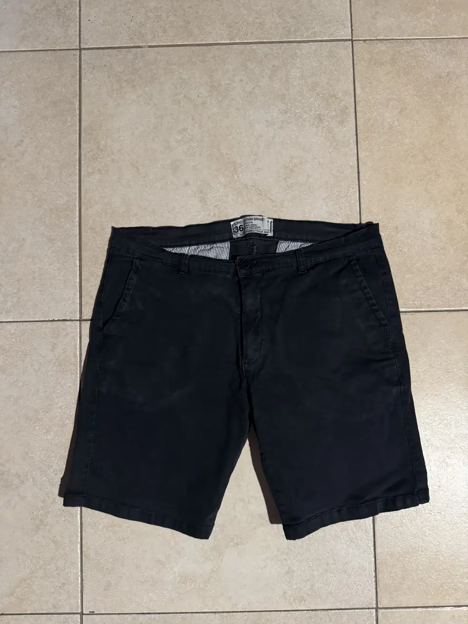 Short de hombre color negro, ideal para un look casual y cómodo. Perfecto para el verano.