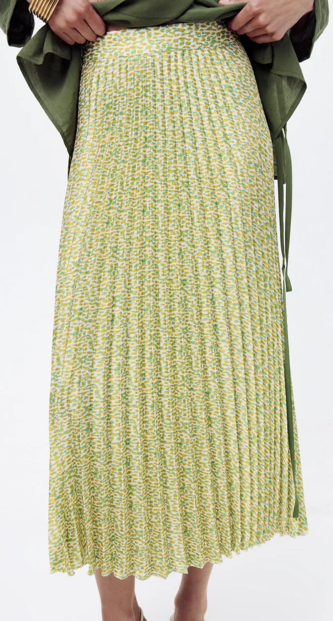 Pollera larga plisada con estampado floral en tonos verdes y amarillos. Ideal para un look fresco y femenino.
