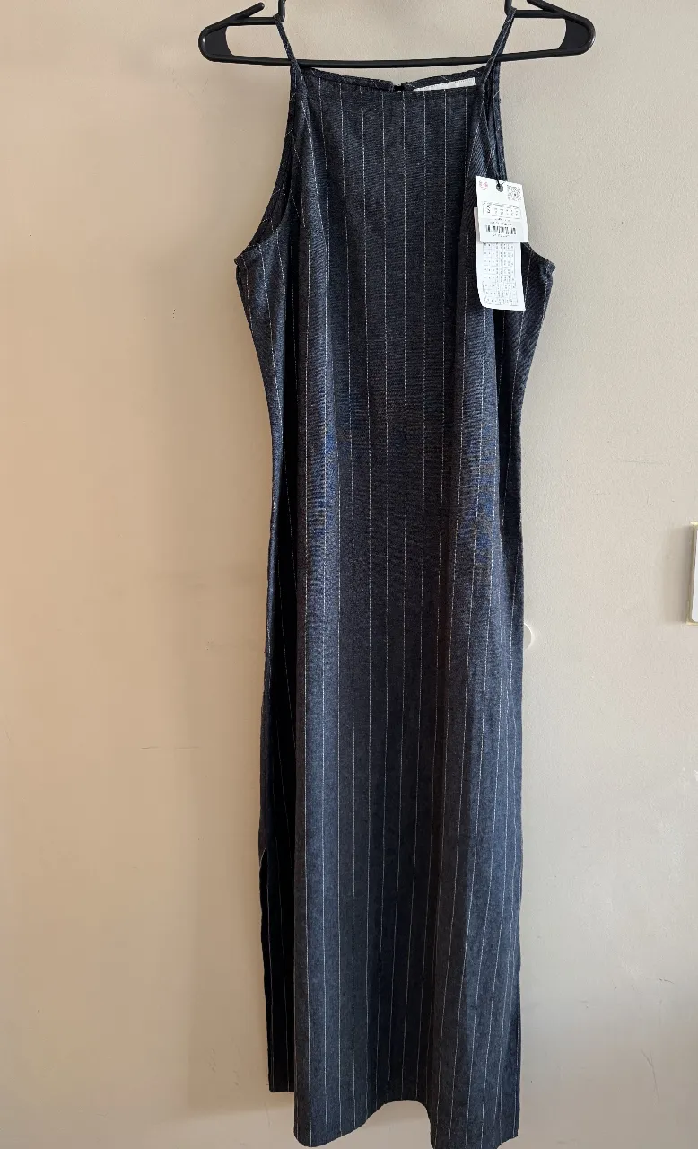 Vestido midi de mujer, con tirantes finos y diseño a rayas verticales. Ideal para un look casual y fresco. de lino y algodón 