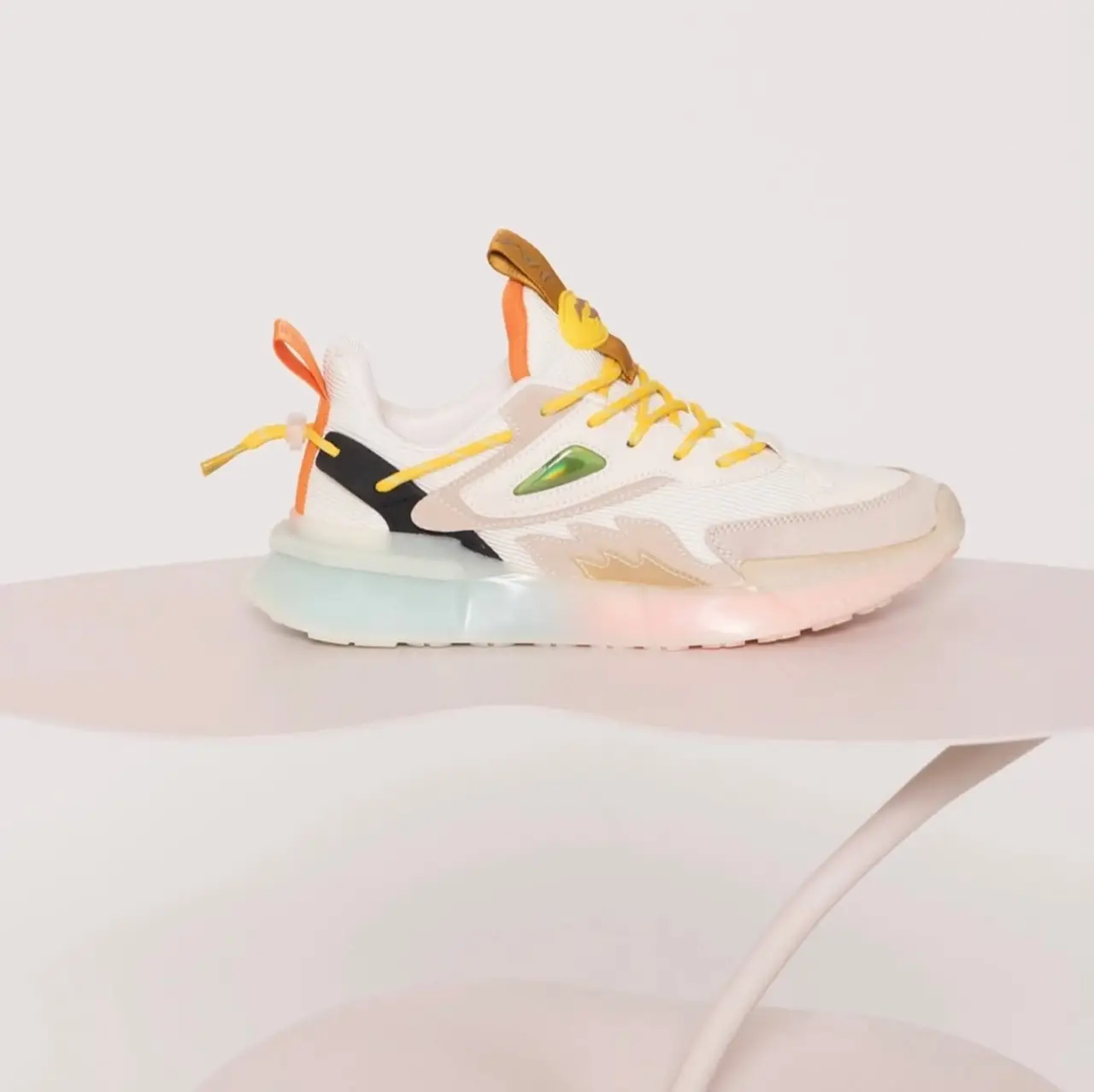 Zapatillas JAZMÍN CHEBAR , diseño moderno y llamativo. Combinación de colores blanco, amarillo y detalles en naranja y negro. Suela con diseño innovador y detalles translúcidos. Ideales para un look casual y deportivo. plantillas 25 cm