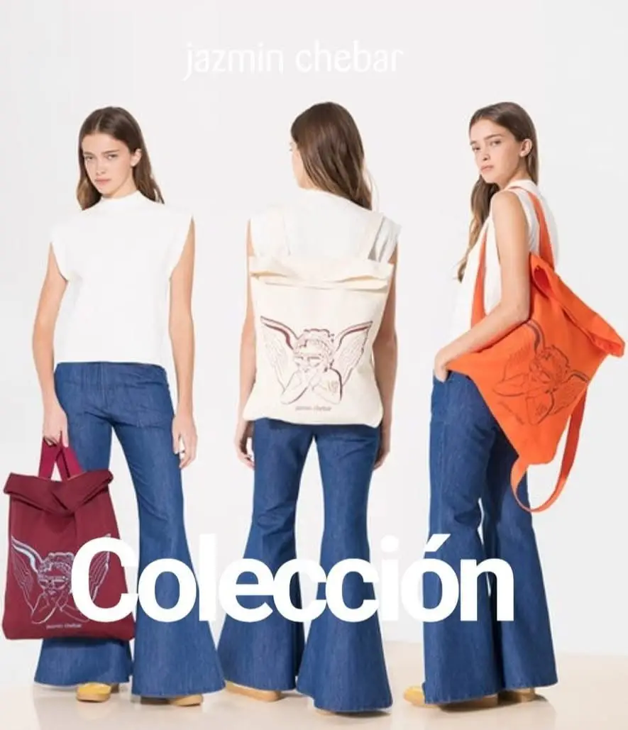 mochila de tela con estampado de ángel de la marca Jazmin Chebar. Ideal para llevar tus cosas con estilo y personalidad. Perfecto para un look casual y moderno. los 3 colores disponibles