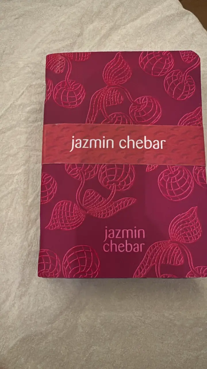 Conjunto de libretas "Jazmin Chebar" con diferentes diseños y colores. Ideal para llevar en la cartera o para regalar.