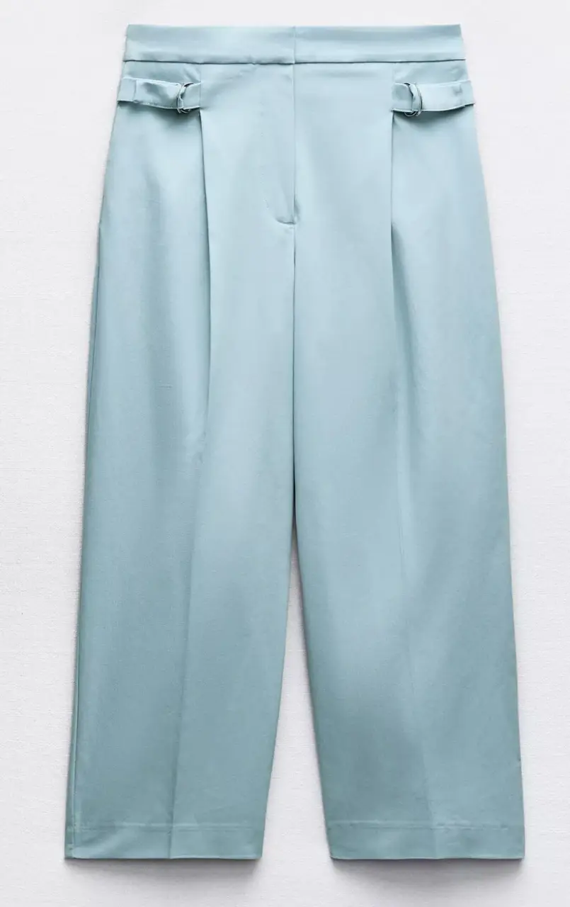Pantalón sastrero celeste, con pinzas y detalles de hebillas en la cintura. ZARA . Ideal para un look elegante y moderno.
