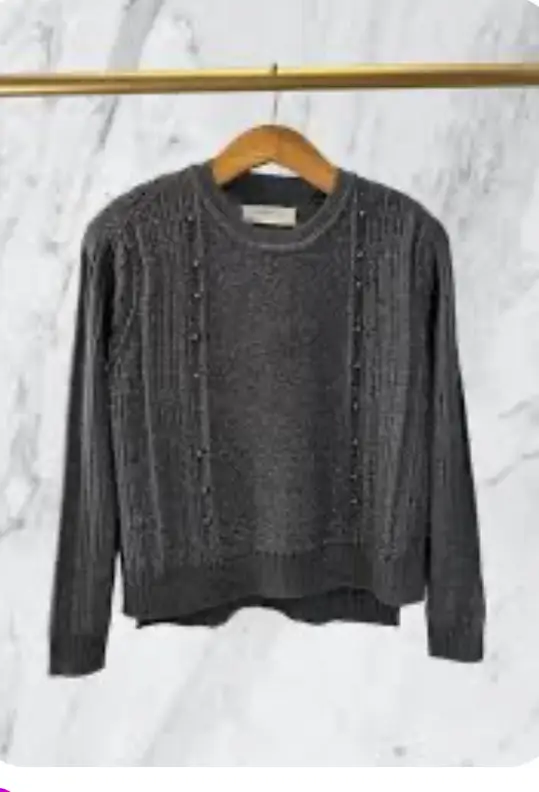 Sweater gris con lurex con detalles de perlas en la parte delantera. Marca Rapsodia. Ideal para un look elegante y sofisticado.