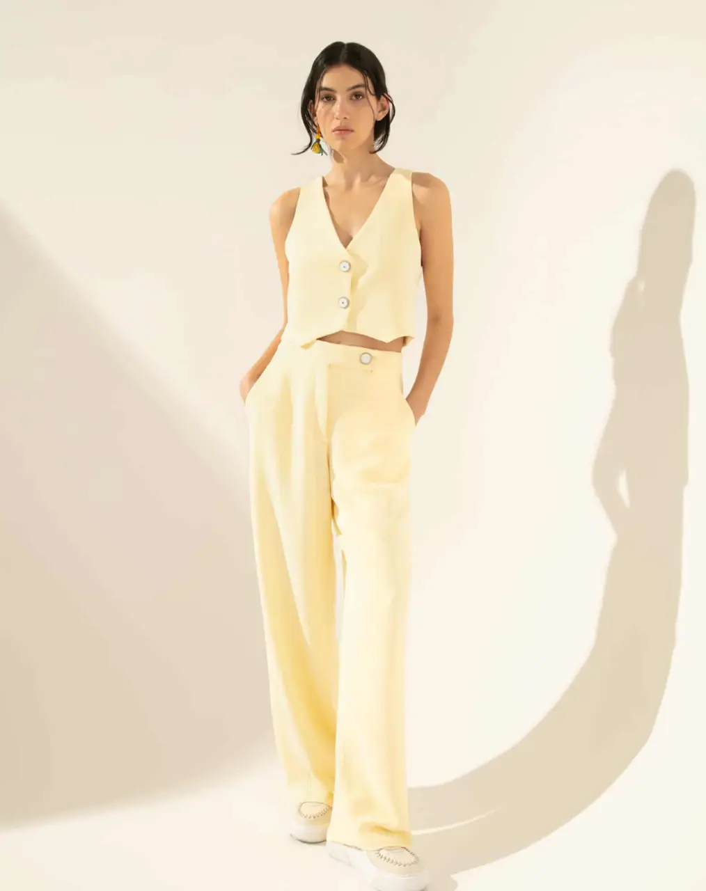 Chaleco sastrero en color amarillo JAZMÍN CHEBAR Ideal para un look elegante y moderno.