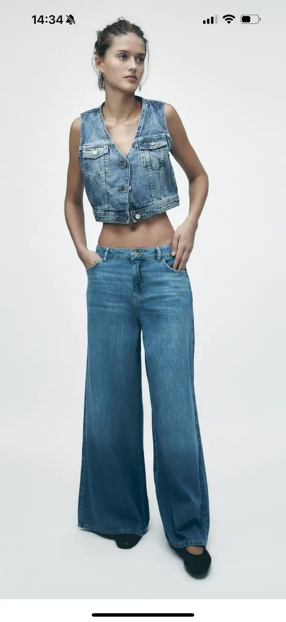 Pantalón de jean de corte wide leg  y tiro alto, con un diseño de pata ancha. Ideal para un look casual y moderno.