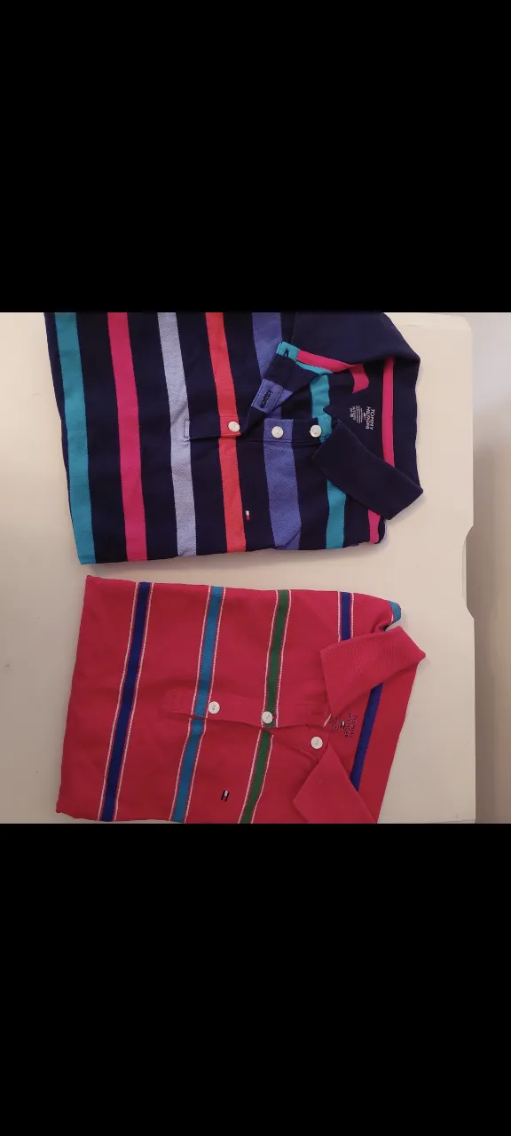 Lote de 4 remeras tipo polo, a rayas y lisas, en colores vibrantes y pasteles. Ideales para un look casual y fresco.