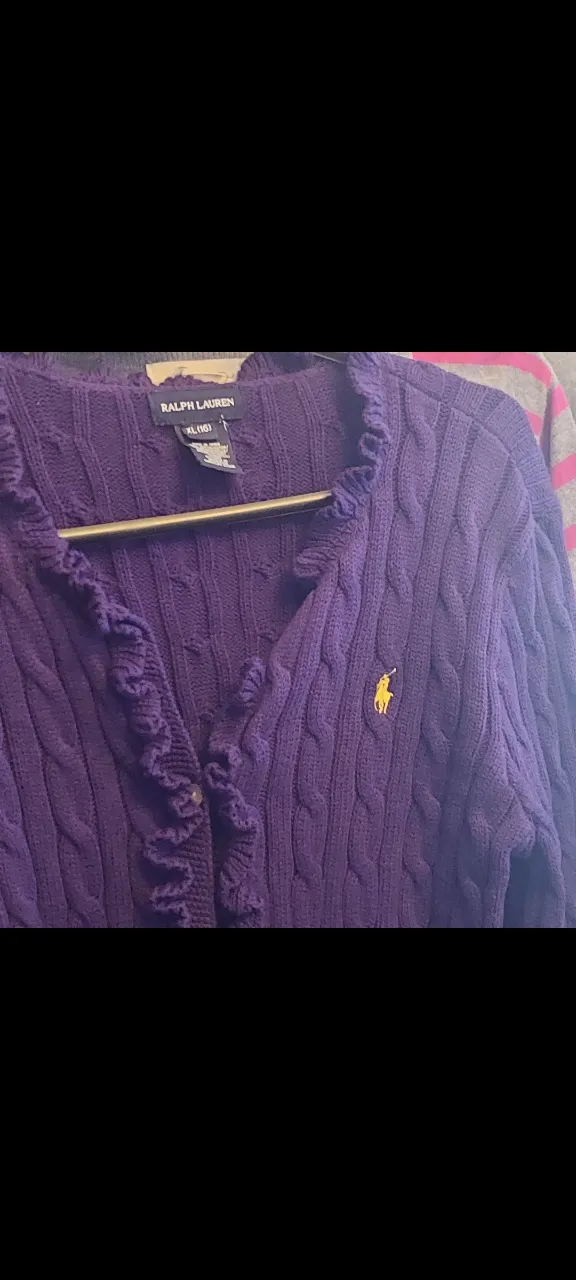 Cardigan de lana tejido a mano, con detalles de volados en el cuello y puños. Ideal para un look canchero y abrigado.