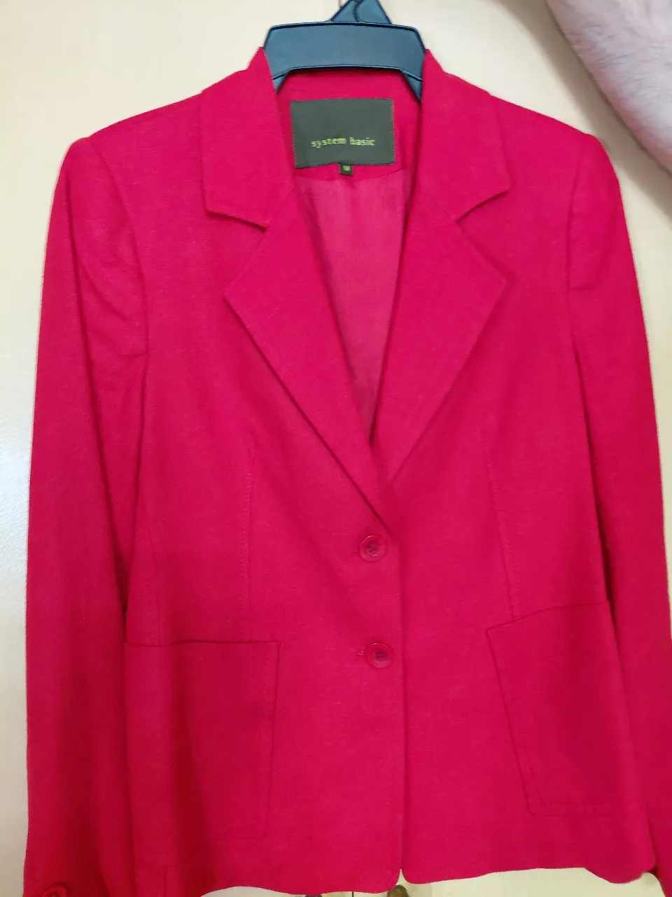 Blazer rojo, ideal para un look elegante y sofisticado. Perfecto para eventos formales o para darle un toque chic a tu outfit de trabajo. Su corte clásico y color vibrante lo convierten en una pieza versátil y llamativa.