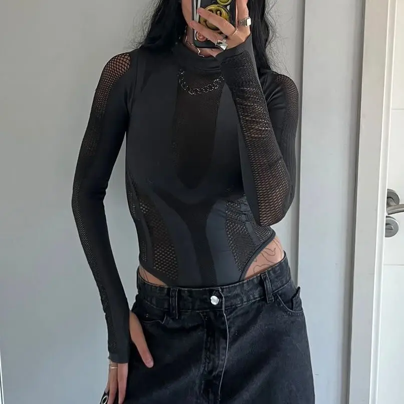 Body negro con detalles de red y manga larga. Ideal para un look audaz y moderno.
