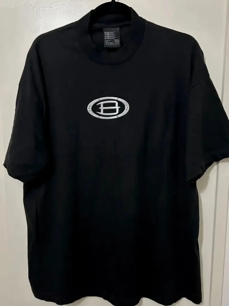 Remera negra de cuello alto con logo Bullbenny plateado en el pecho y logo en la espalda. Ideal para un look urbano y moderno.