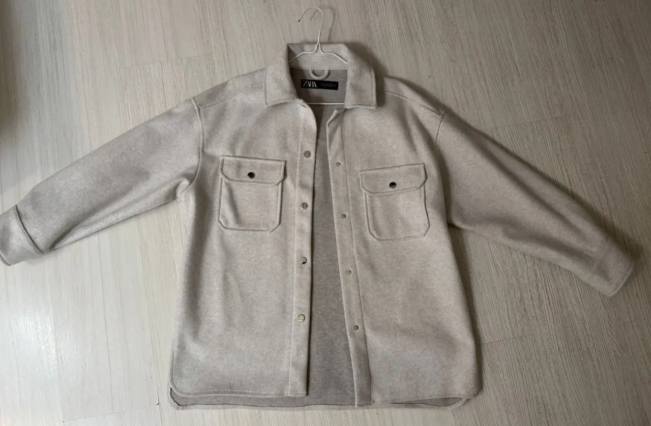 Campera de mujer de Zara, color gris claro. Con dos bolsillos delanteros. Talle M. Ideal para un look casual y canchero.