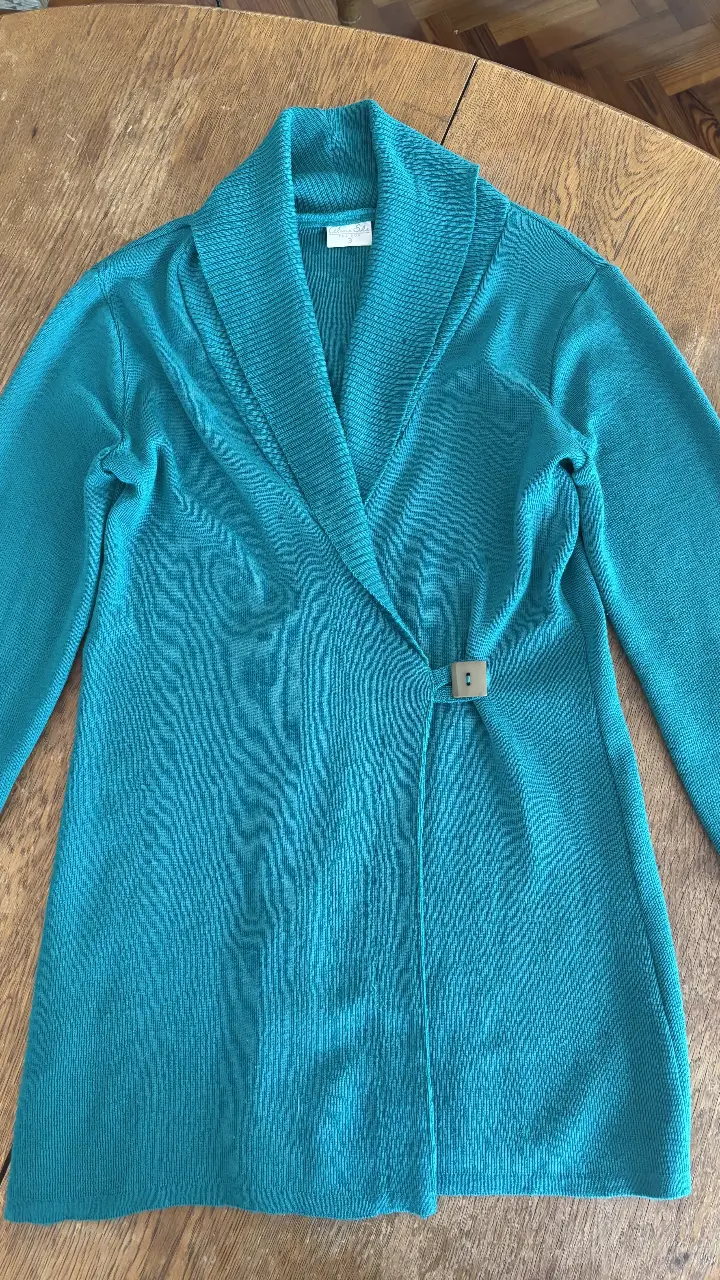 Cardigan de tejido de punto en color verde. Posee cuello solapa y un botón para cerrar. Ideal para un look vintage.