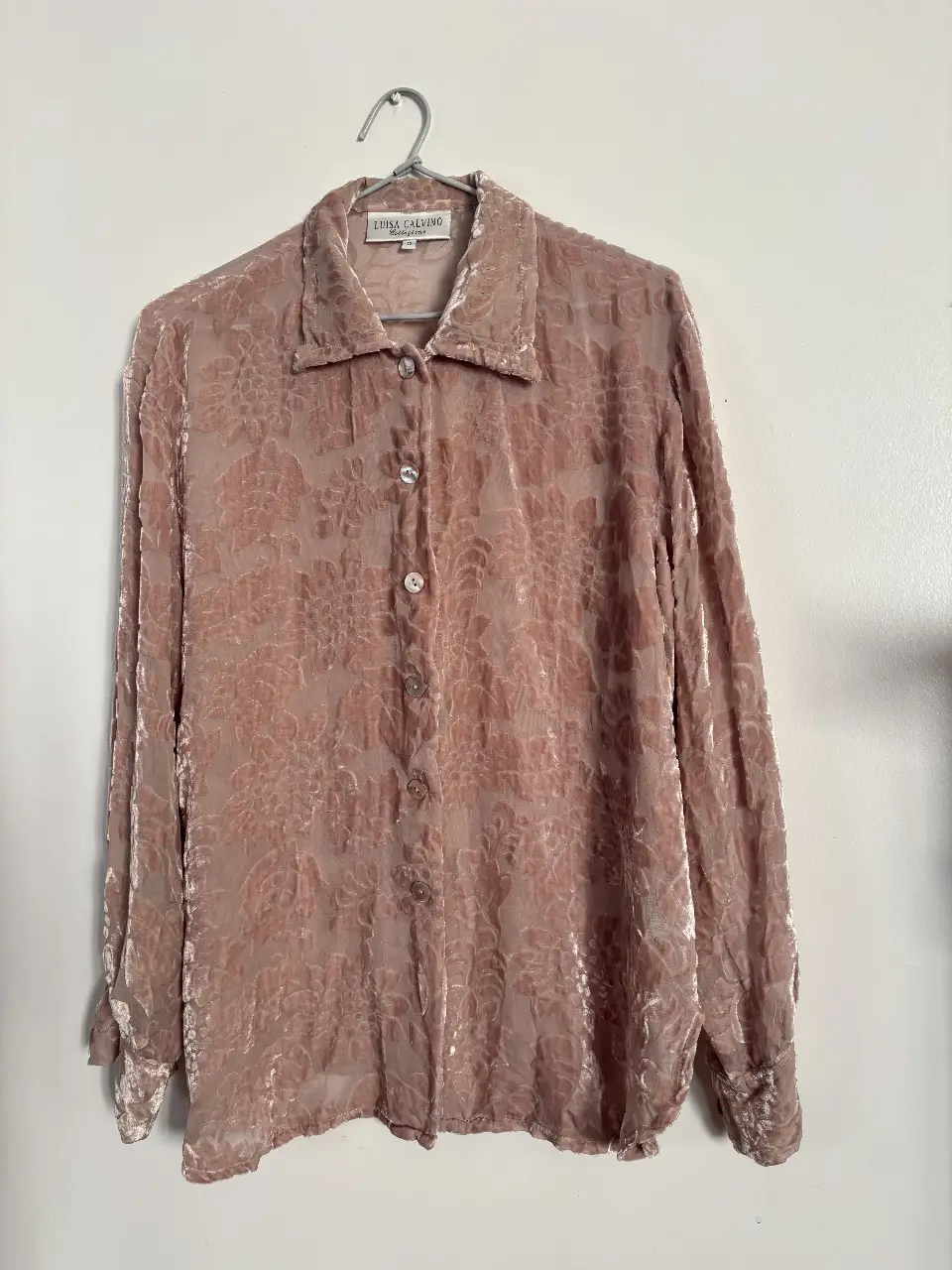 Blusa de terciopelo rosa con estampado floral, de la marca Luisa Calvino. Talle 12.