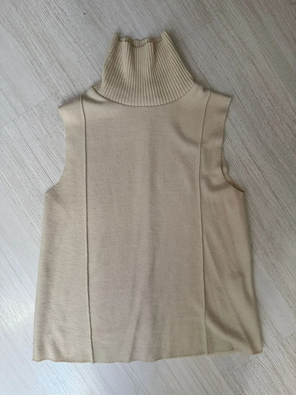 Chaleco tejido de cuello alto sin mangas, color crudo. Ideal para un look casual y moderno. Marca Zara, talle M.