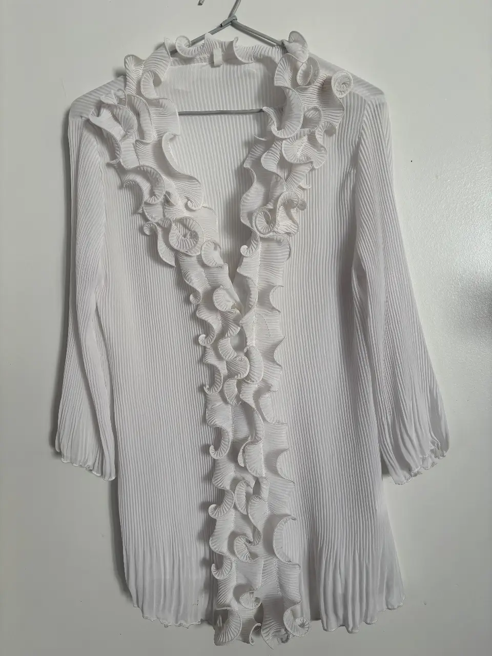 Blusa blanca con detalle de volados en el frente y mangas 3/4.
El color blanco está impecable.
No se el talle, puedo pasar medidas.