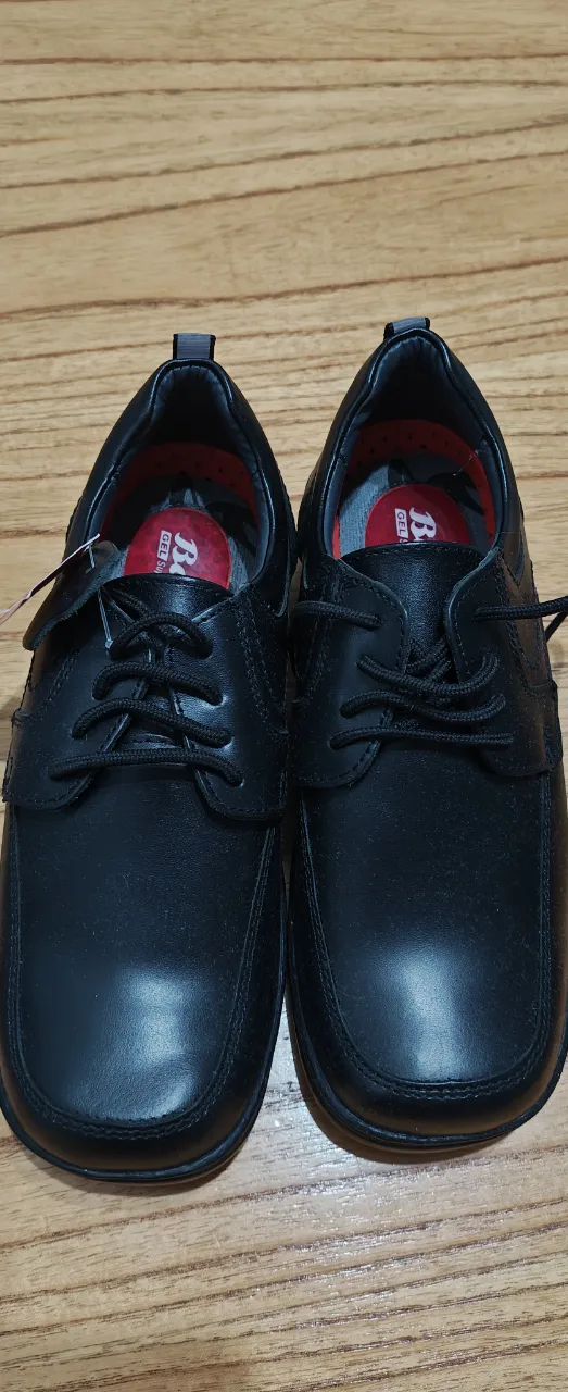 Zapatos Bata negros de cuero, con cordones y suela de goma. Ideales para uso diario o uniforme escolar.