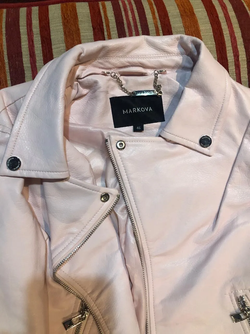 Campera de ecocuero rosa pálido, estilo biker. Tiene detalles de cierres plateados y cuello con solapas. Ideal para darle un toque canchero a cualquier look.