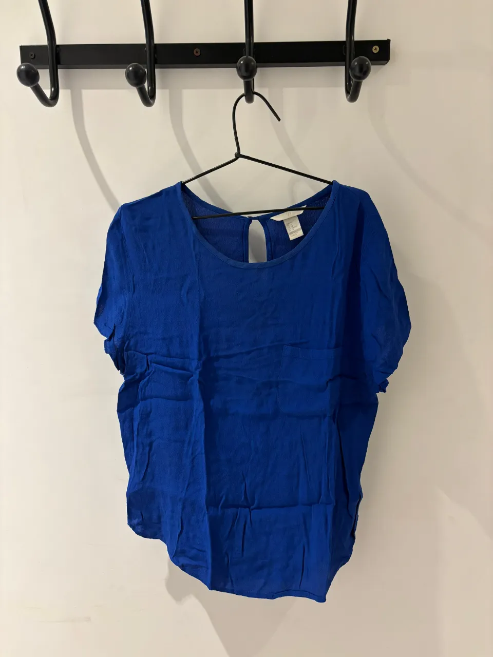 Remera azul vibrante, ideal para el día a día o para un look casual. Su diseño es simple y cómodo, con mangas cortas y un escote redondo que le da un toque moderno. Perfecta para combinar con jeans o shorts.