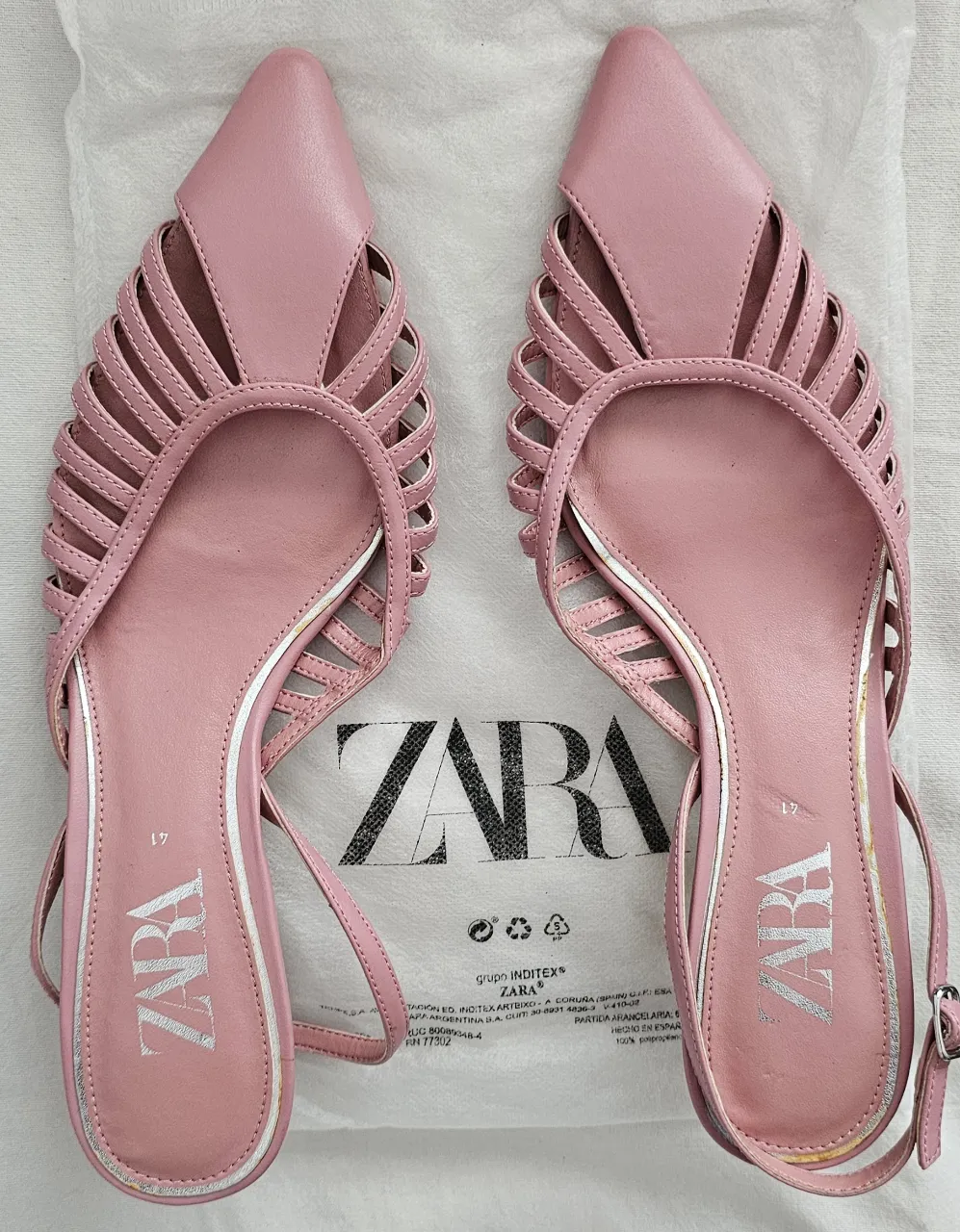 Sandalias bajas color rosa chicle, con tiras entrecruzadas que forman un diseño calado en la capellada. Tienen tira fina con hebilla en el talón para un ajuste perfecto. Ideales para un look delicado y a la moda.