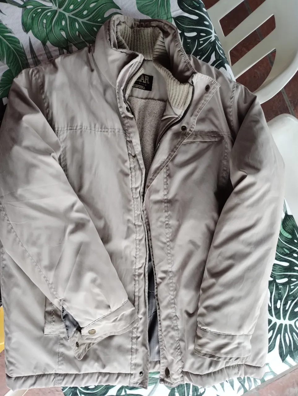 Campera de hombre color crudo, con cierre y cuello alto. Ideal para el invierno.
