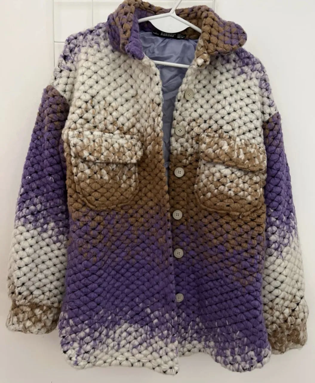 saco de lana tricolor súper abrigado y amplio. con botones. importado. 41 cm de hombro y 65 de largo total. 56 cm de sisa a
sisa. Diseño degradé en tonos blanco, marrón y violeta. traído de turquia. impresionante calidad!! 
