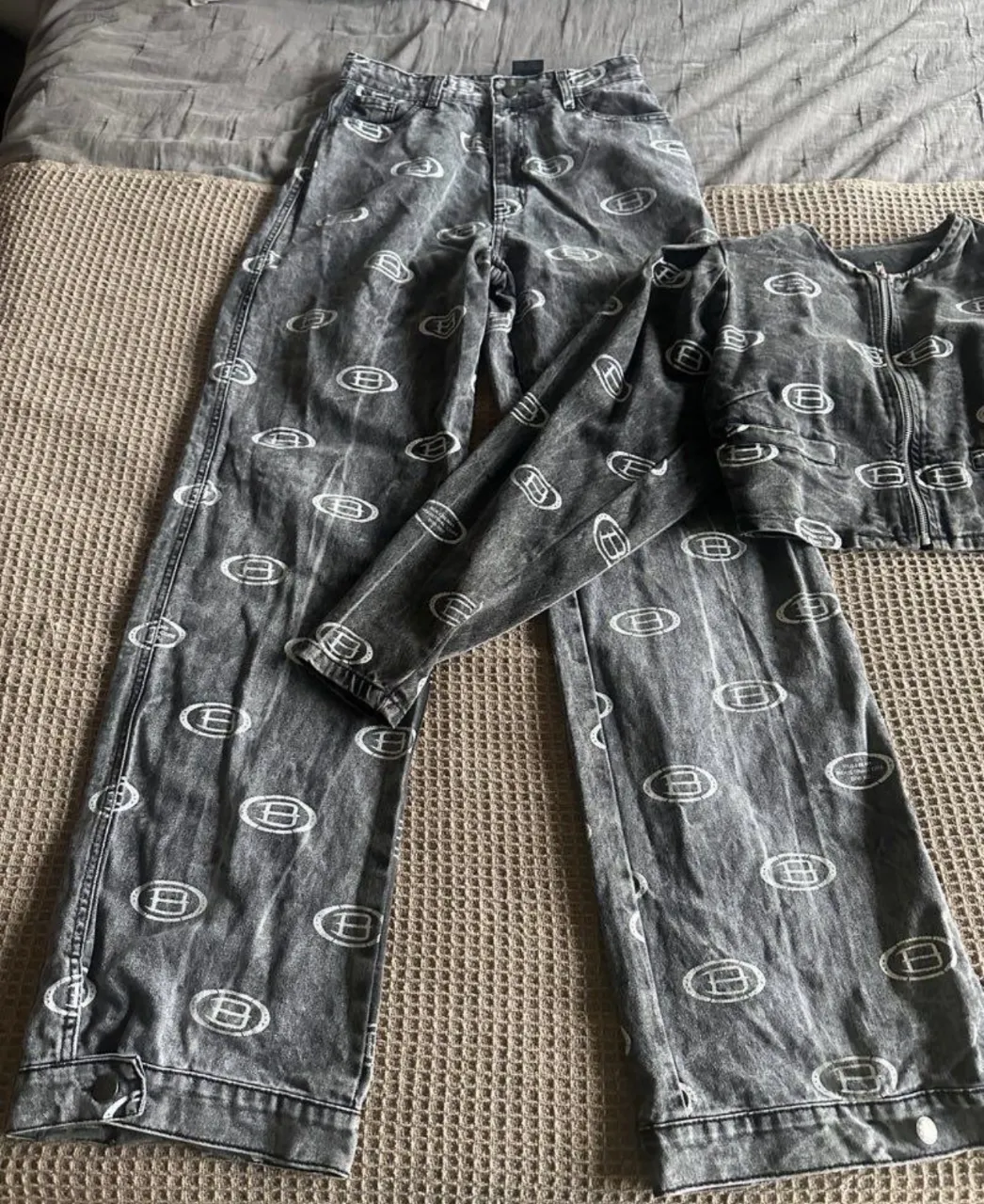 Pantalón de jean Bullbenny talle 28. Solo pantalón NO CAMPERA. Un solo uso. 