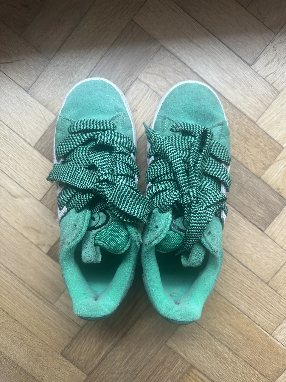 Zapatillas Adidas Campus verdes con cordones a juego. Talle 7 US. Ideales para un look casual y urbano.