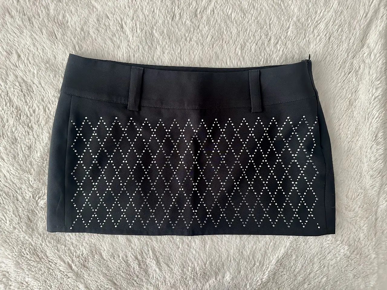 Minifalda negra de corte sastrero con detalles de strass en forma de rombos. Ideal para un look de fiesta o salida. (gris oscuro)