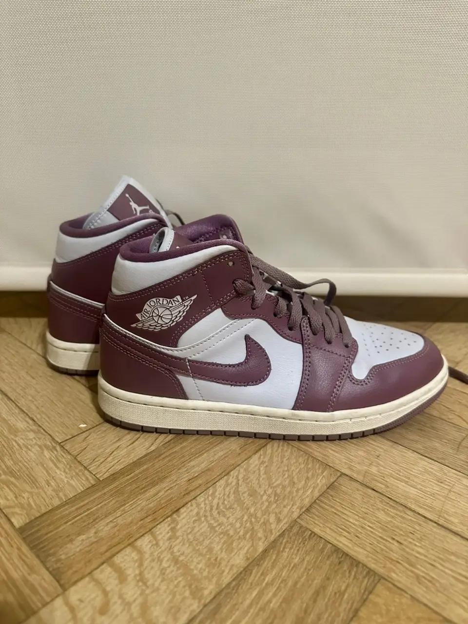 Zapatillas Air Jordan  en color Rosa (avioletado)  y blanco. Talle 7 US. Diseño icónico y estilo urbano.