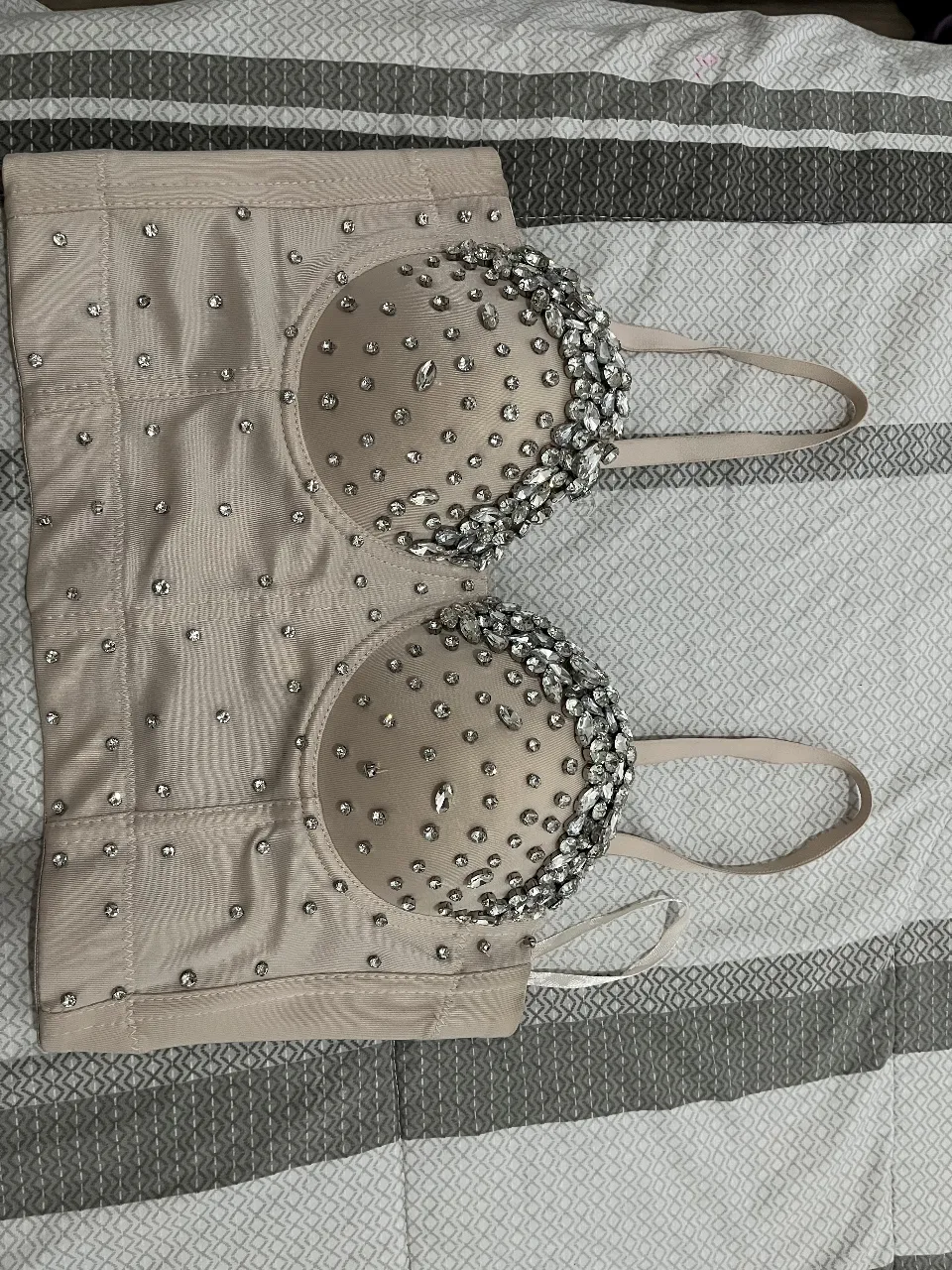 Top corset beige con detalles de strass. Ideal para eventos especiales y fiestas.